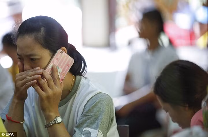 Người mẹ của một cậu bé bị kẹt trong động suy sụp khi giới chức thông báo thợ lặn Kunan đã thiệt mạng trong chiến dịch cứu hộ.