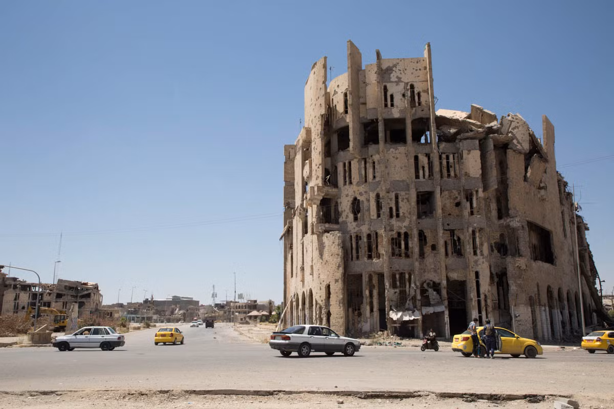 Một tòa nhà chịu hư hại nặng nề ở Mosul, đây là một trong những nơi diễn ra các cuộc hành quyết đẫm máu của IS trong suốt thời gian chiếm giữ thành phố. Ảnh: aljazeera.