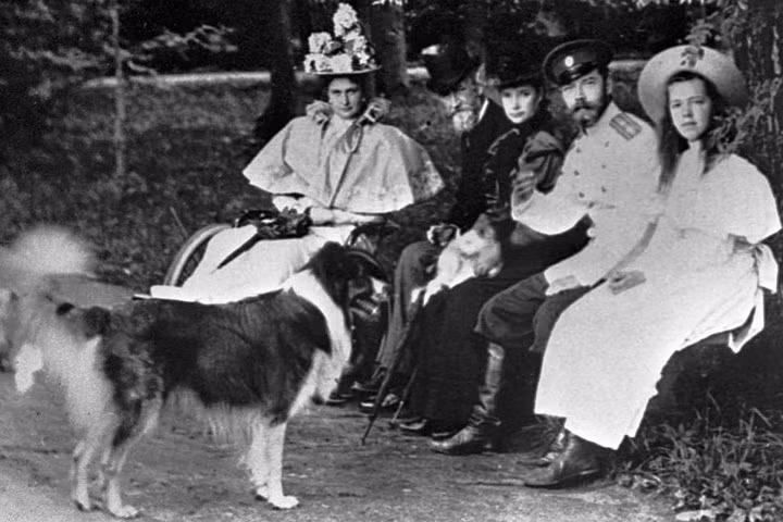 Vợ chồng Sa hoàng Nicholas II đi dạo cùng Đại công tước Olga ở Petergof vào năm 1896.