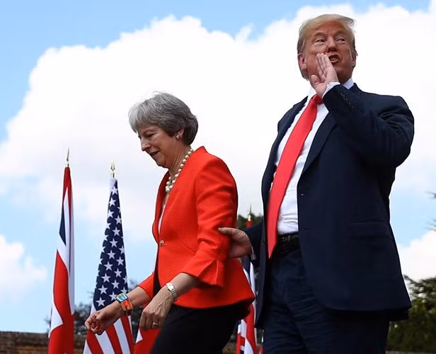 Những hình ảnh đáng chú ý khi Tổng thống Trump tới thăm Anh.