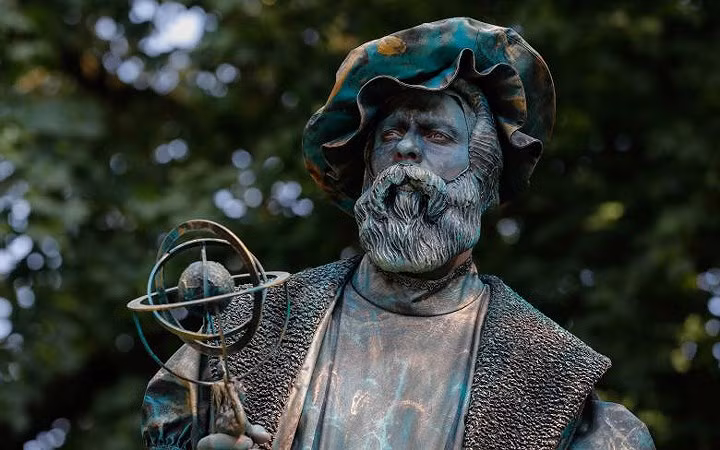 Trong số những “bức tượng” người nổi tiếng tham gia lễ hội còn có Leonard de Vinci.