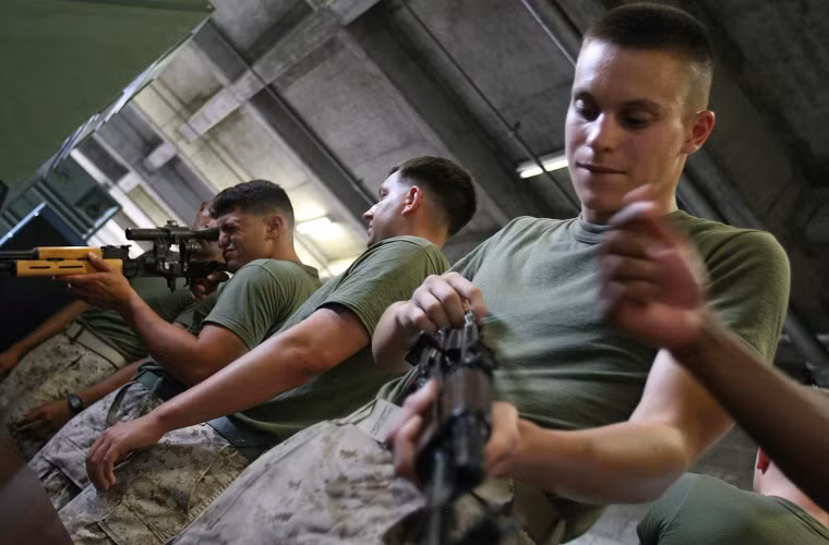 Việc lính Mỹ thường bỏ khẩu M16 của họ và chiến đấu bằng súng AK-47 xuất phát từ thực tế khẩu súng của Kalashnikov đáng tin cậy hơn nhiều, đơn giản hơn với hộp đạn có thể chứa 30 viên đạn.