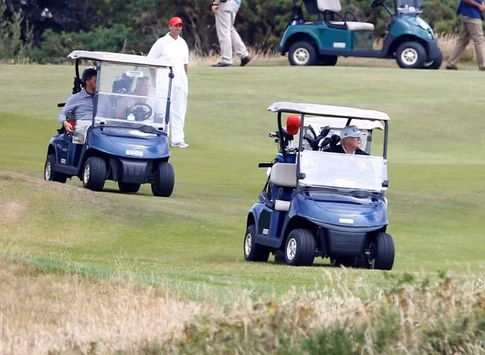 Tổng thống Trump chơi golf trong chuyến thăm Anh và có cuộc thảo luận với Thủ tướng Anh Theresa May.