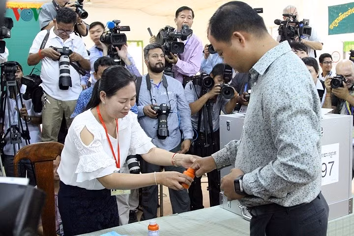 Mọi thùng phiếu đều có cán bộ hỗ trợ cử tri.