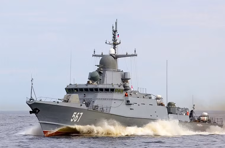 Cũng theo Thứ trưởng Borisov, tàu tên lửa này có những tính năng vượt trội như, lượng giãn nước thấp, cơ động và được trang bị vũ khí hiện đại, với trung tâm là tên lửa hành trình Kalibr. Ông Borisov cho rằng lớp Karakurt có tiềm năng xuất khẩu rất tốt sang nhiều quốc gia, đặc biệt là khu vực Thái Bình Dương như Việt Nam, Trung Quốc, Ấn Độ và các quốc gia khác. Trong ảnh là tàu Uragan mang số hiệu “567” chiếc đầu tiên thuộc lớp Karakurt của Hải quân Nga. Nguồn ảnh: airbase.ru.