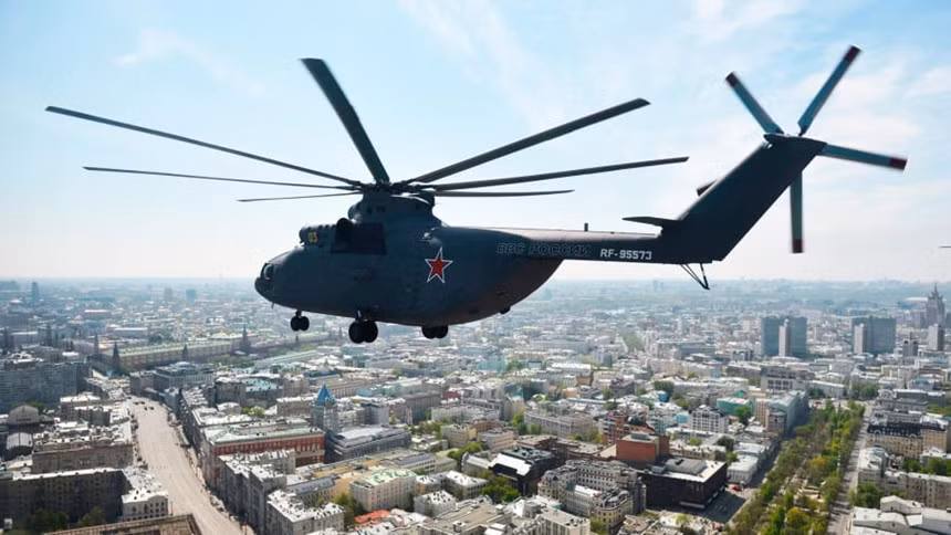  Mil Mi-26: là trực thăng duy nhất có mặt trong danh sách. Mi-26 dài 40 m, đường kính cánh quạt rotor chính 32 m, trọng lượng rỗng 28 tấn. Nó có thể chở theo tới 20 tấn hàng hóa, hoặc 90 binh sĩ. Mi-26 hiện là cầu hàng không chiến thuật tầm ngắn chủ lực của Không quân Nga.