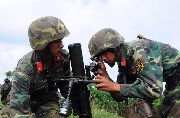 Về thông số kỹ thuật cối 100mm của Việt Nam có trọng lượng chiến đấu vào khoảng 75kg với ba thành phần chiến đấu gồm nòng, tấm đế và chân súng ngoài ra còn có thước ngắm quang học. Các thành phần chiến đấu này có thể được tháo rời thuận tiện cho việc vận chuyển cũng như cơ động trong triển khai và thu hồi. Nguồn ảnh: Báo Quân khu 7.