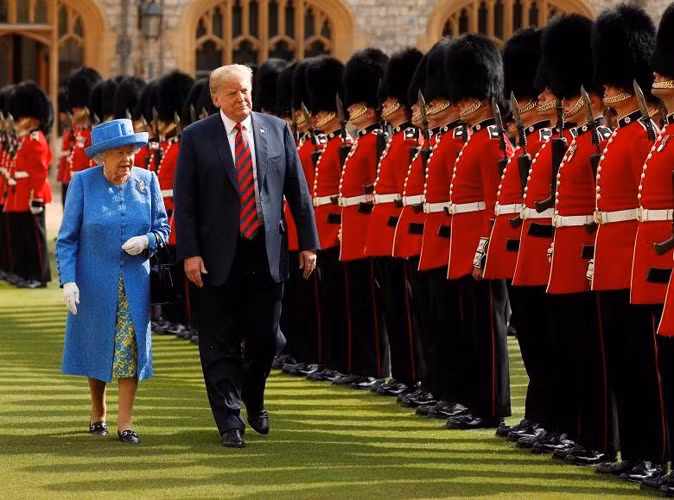 Tổng thống Trump diện kiến Nữ hoàng Anh.