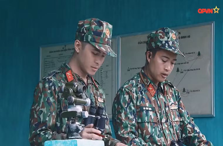 Ở đây người chỉ huy phải xác định rõ vị trí và khoảng cách giữa trận địa pháo của do mình chỉ huy với trận địa của đối phương từ đó đưa ra các thông số bắn chính xác cho từng khẩu đội pháo bên dưới. Dĩ nhiên, để có thể nã từng viên đạn pháo chính xác vào mục tiêu người chỉ huy cũng cần phải điều chỉnh thông số bắn các khẩu pháo của mình qua mỗi loạt đạn. Nguồn ảnh: QPVN.