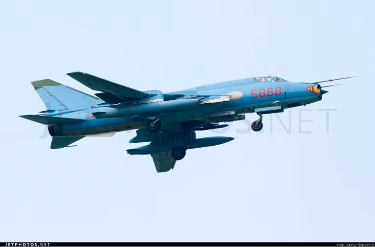 Hầu hết các biến thể tiêm kích bom Su-22 của Việt Nam (gồm các bản M, M3, M4, UM3K) đều mang được chung các loại bom và rocket không điều khiển. Những máy bay này hầu hết thuộc biến thể 2 chỗ ngồi Su-22M3K và đã được nâng cấp bổ sung khả năng tác chiến trên biển. Nguồn ảnh: Jetphotos.net