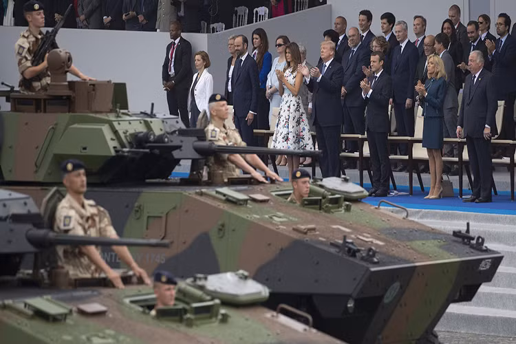 Sở dĩ nói như vậy là bởi Quân đội Pháp nắm giữ trong tay một sức mạnh toàn diện cả về Lục quân, Không quân và Hải quân hay xa hơn là lực lượng răn đe hạt nhân chiến lược. Đến mức khi Tổng thống Mỹ Donald Trump chứng kiến Quân đội Pháp duyệt binh trên đại lộ Champs-Elysees đã ngay lập tức tuyên bố nước Mỹ cũng cần đến một cuộc duyệt binh như vậy. Nguồn ảnh: KRCC.
