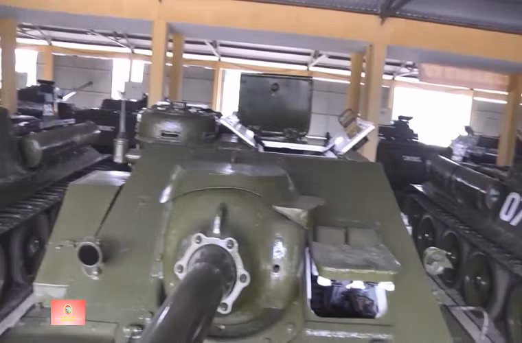 Về thiết kế SU-100 sử dụng khung bệ cơ sở xe tăng hạng trung T-34-85, trọng lượng tối đa 31,6 tấn, dài 9,45m, rộng 3m, cao 2,25m, kíp chiến đấu 4 người. Đáng chú ý là hiện Việt Nam vẫn còn duy trì các xe tăng T-34-85. Nguồn ảnh: Truyền hình khu 5.