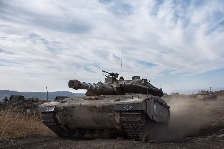 Merkava Mk IV là biến thể mạnh nhất và mới nhất trong gia đình tăng Merkava Mk nổi tiếng. Thậm chí chiếc xe tăng này còn được phong là "Vua tăng" trong bảng xếp hạng bởi sức mạnh công thủ toàn diện của nó. Ảnh: Military-Today.
