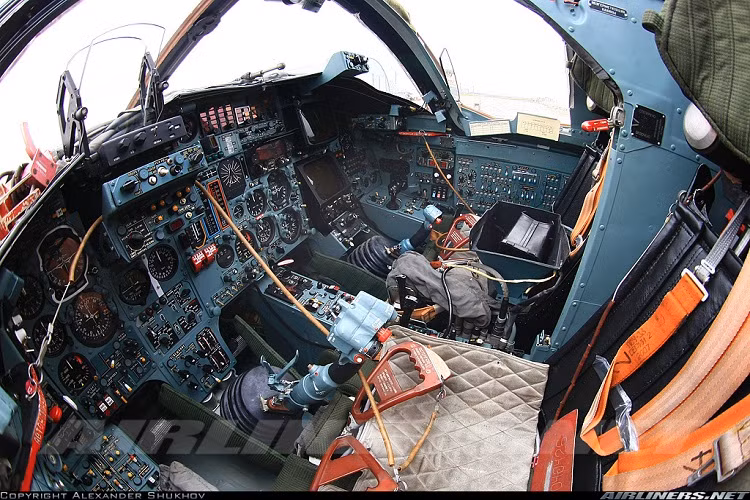 Hình ảnh bên trong buống lái của một chiếc Su-24M2 của Không quân Nga với hệ thống điện tử gần như được giữ nguyên từ thời Liên Xô nhưng vẫn có một số cải tiến trong hệ thống hiển thị và chỉ thị mục tiêu. Nguồn ảnh: Airliners.