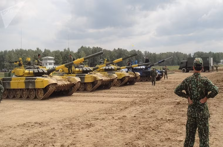 Hình ảnh ba trong bốn chiếc T-72B3 của đội tuyển Việt Nam trên thao trường Alabino chuẩn bị cho Tank Biathlon, dù thời gian được làm quen với huấn luyện với xe tăng khá gắn nhưng hầu hết các thành viên đều cố gắng vượt qua mọi khó khăn để đạt được thành tích thi đấu tốt nhất. Nguồn ảnh: Sputnik.