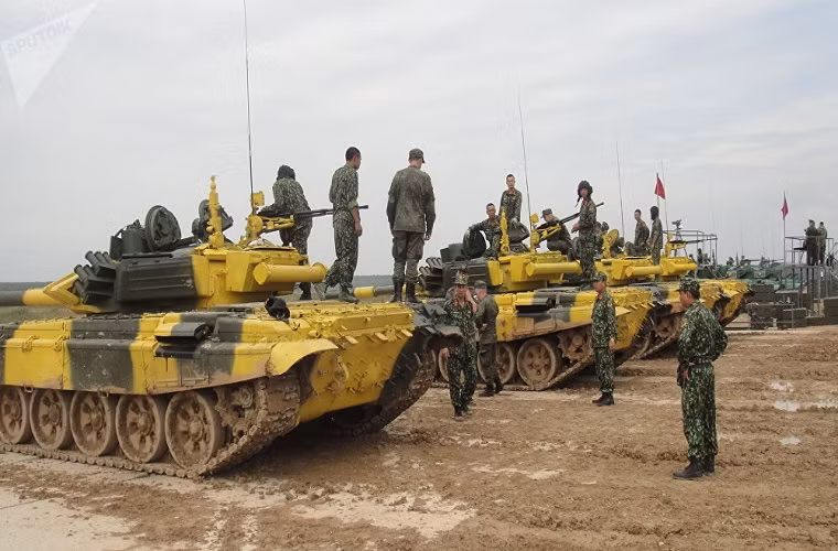 Đội tuyển Việt Nam chuẩn bị cho những phát bắn đầu tiên trên xe tăng T-72B3. Được biết biến thể hiện đại nhất của T-72 này được trang bị pháo chính nòng trơn 125mm 2A46 có tầm bắn hiệu quả từ 3.000-4.000 mét với các loại đạn thông dụng. Nguồn ảnh: Sputnik.