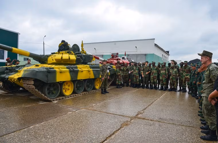 Theo đó, không phải quốc gia nào tham dự Tank Biathlon đều được trang bị T-72B3, hay các biến thể T-72 tương đồng, vì vậy để các đội tuyển tham gia giải đấu có thành tích thi tốt nhất Bộ Quốc phòng Nga đã tổ chức các ngày huấn luyện cho các đội tuyển làm quen với cỗ máy chiến tranh này, mà đội tuyển Việt Nam là một trong số đó. Nguồn ảnh: tvzvezda.ru.