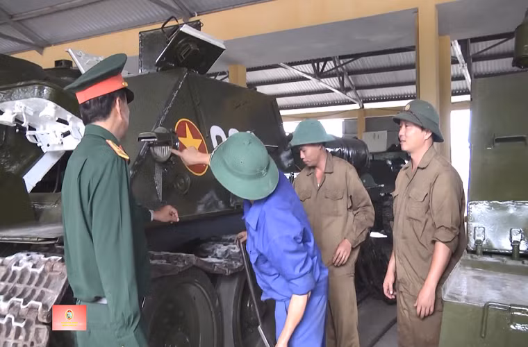 Theo trang quân sự Army Recognition phân tích, ở thời điểm hiện tại SU-100 không thể phá hủy bất cứ xe tăng hiện đại nào nhưng đạn 100mm đủ sức xuyên phá tăng hạng nhẹ, xe chiến đấu bộ binh và xe bọc thép chở quân. Đạn xuyên giáp AP của SU-100 có thể "chọc thủng" 180mm giáp thép ở cách xa 1.000m. Nguồn ảnh: Truyền hình khu 5.