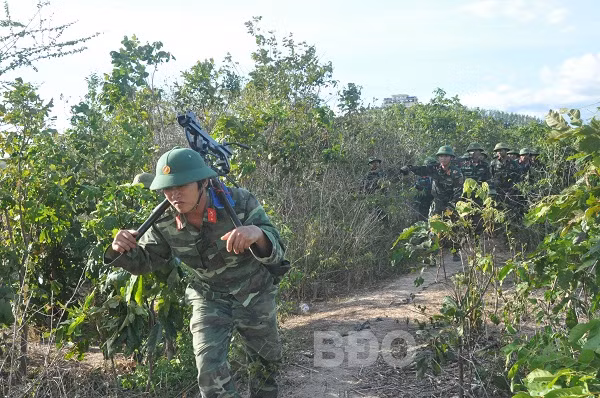 Lực lượng bộ binh xung phong đánh chiếm các mục tiêu. Ảnh: Văn Lưu.