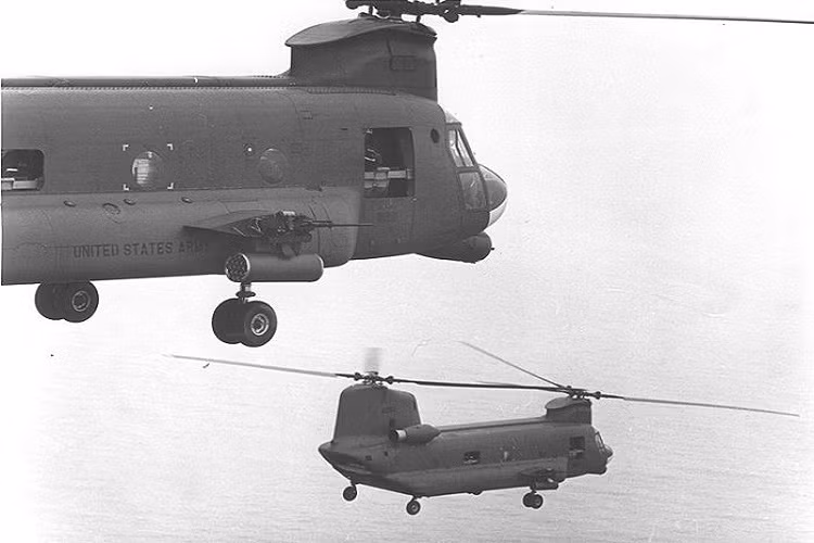 Theo đó chiếc ACH-47A đầu tiên mà Mỹ mất ở Việt Nam là khi nó đâm phải một chiếc CH-47 khác trong lúc đang di chuyển dẫn tới hư hỏng nặng. Trong khi có chiếc thứ hai lại tự bắn vào mình bằng pháo 20mm do khớp nối pod vũ khí bị lỏng. Nguồn ảnh: gunsagogo.org