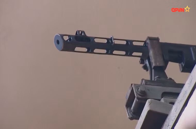 Cận cảnh nòng “pháo” PPSh-41, chiều dài nòng của nó chỉ khoảng 269mm với trọng lượng tiêu chuẩn chưa bao gồm đạn 3.63kg. Nguồn ảnh: QPVN.