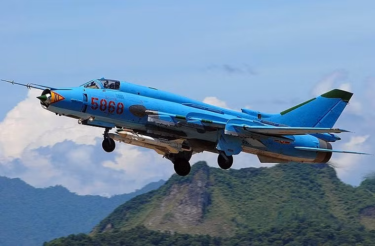 Máy bay tiêm kích bom Su-22 là tên gọi biến thể xuất khẩu của Su-17 do cục thiết kế Sukhoi (Liên Xô) phát triển từ đầu những năm 1960, chính thức đưa vào phục vụ từ năm 1970. Những chiếc Su-22 đầu tiên xuất hiện trong Không quân Nhân dân Việt Nam từ năm 1979-1980, chúng ta nhận khá nhiều biến thể gồm Su-22M, Su-22M3, Su-22M4, Su-22UM3K. Nguồn ảnh: Wikipedia.