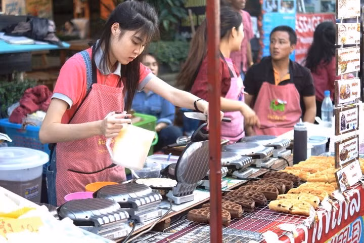 Các gian hàng và các nghệ sĩ đường phố ở Chiangmai - thành phố lớn nhất miền bắc Thái Lan.