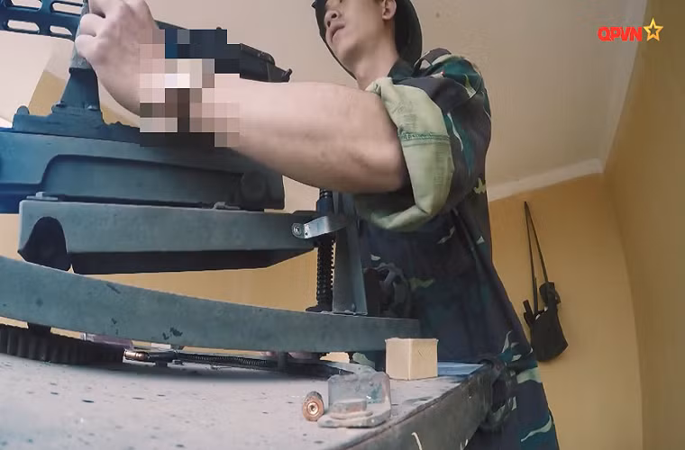 Pháo thủ nạp đạn trực tiếp vào nòng “pháo” PPSh-41 bằng tay cho mỗi phát bắn của người chỉ huy. Nguồn ảnh: QPVN.