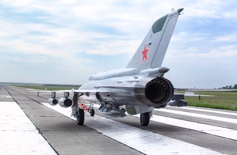 Biến thể tiêm kích MiG-21bis có thể được coi là biến thể hiện đại hóa thành công nhất của gia đình MiG-21, khi nó có thể hoạt động gần như một tiêm kích đa năng và tấn công mặt đất. Nguồn ảnh: cont.ws.