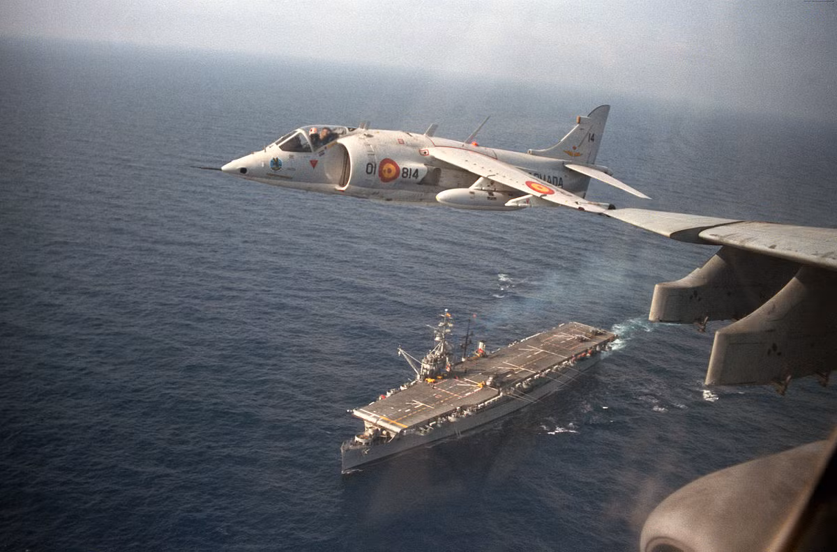 Phi cơ Hawker Harrier là máy bay đầu tiên có khả năng cất và hạ cánh thẳng đứng trong thập niên 1960.