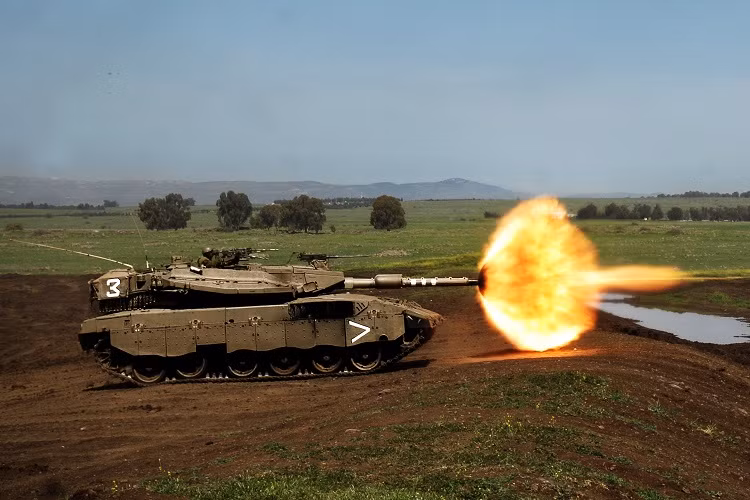 Những chiếc tăng Merkava IV được trang bị pháo 120mm, bắn được tất cả các loại đạn của NATO trong đó có đạn xuyên thoát vỏ có cánh ổn định APFSDS, đạn nổ lõm chống tăng đa năng HEAT-MP, pháo tăng còn có thể phóng tên lửa chống tăng nổi tiếng LAHAT qua nòng. Ngoài ra mỗi chiếc tăng còn có một khẩu cối cỡ nòng 60mm, đây là vũ khí rất nguy hiểm khi tấn công bộ binh, hoặc công sự ẩn nấp sâu mà pháo bình thường không xuyên thủng. Nguồn ảnh: Military-Today.