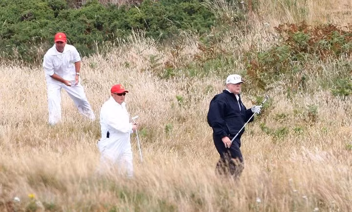 Tổng thống Trump sở hữu một sân golf và một CLB golf tại Turnberry, Scotland.