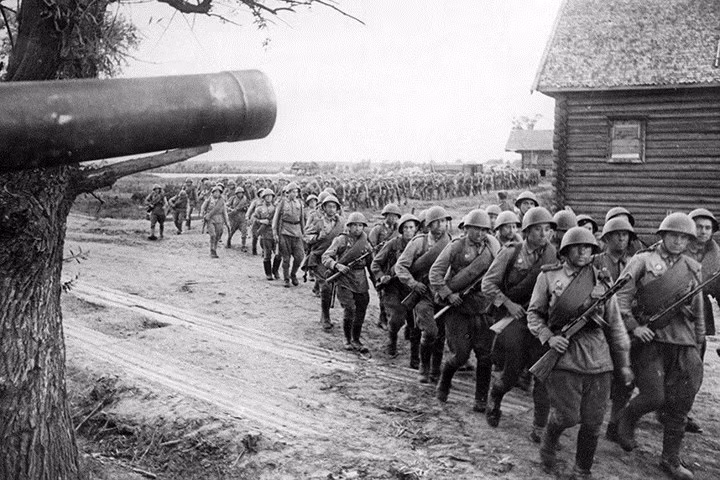 Quân đội Đức khai chiến vào ngày 5/7/1943. Lúc đầu, cuộc tiến công của chúng gặt hái một số thành công. Nhưng ở phía bắc, chúng bị sa lầy khi vấp phải phòng tuyến Liên Xô. Hồng quân đã thành công trong việc ngăn 2 cánh quân bắc-nam của Đức hợp vây.