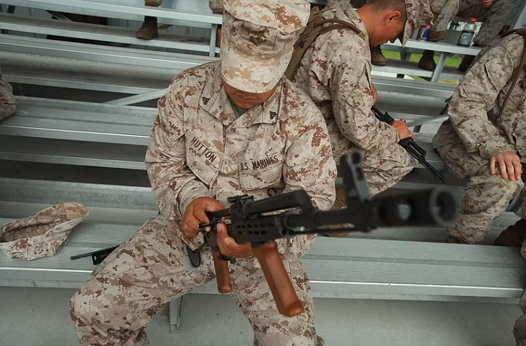 Một nhược điểm khác của M16 là rất nhạy cảm với bụi bẩn trong điều kiện chiến trường khắc nghiệt. Các chi tiết bên trong của súng có độ chính xác cao và độ rơ rất thấp, do đó chỉ cần bám bẩn và không vệ sinh kịp thời là súng rất dễ kẹt đạn.