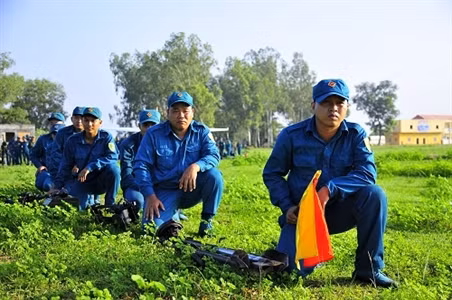 Tại Trường bắn Quốc gia Khu vực III, Bộ Tư lệnh Thành phố Hồ Chí Minh vừa tổ chức Hội thao Lực lượng phòng không năm 2018. Đối tượng tham gia hội thao năm nay là các khẩu đội súng máy phòng không 12,7mm trong Lực lượng Dân quân tự vệ của 24 quận, huyện. Ảnh: Tập trung quan sát chờ lượt bắn.