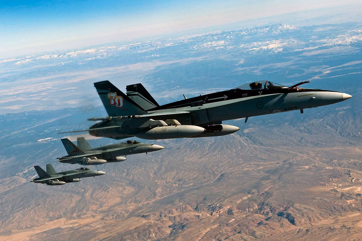 Chiến đấu cơ đa nhiệm McDonnell Douglas F/A-18 Hornet tham gia chiến dịch Bão táp Sa mạc ở Iraq năm 1991. Máy bay này khá “lỳ đòn”.