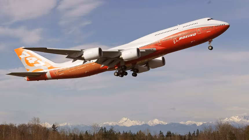  Boeing 747-8: là máy bay hành khách dài nhất thế giới. Nó dài 76,3 m, sải cánh 68,4 m, trọng lượng rỗng 220 tấn. Boeing 747 từng là máy bay hành khách lớn nhất thế giới cho đến khi bị A380 soán ngôi vào năm 2005. 747 được mệnh danh là "Nữ hoàng bầu trời" trong lĩnh vực hàng không thương mại.