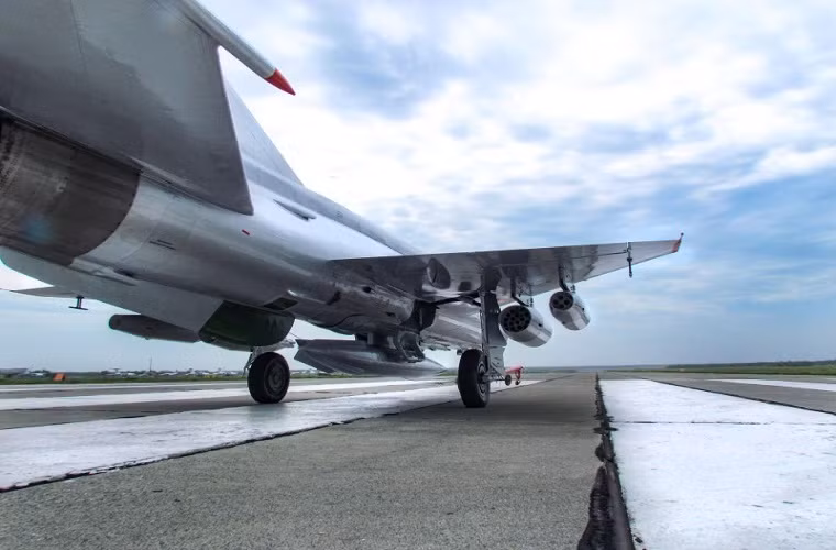 Ở Việt Nam những chiếc MiG-21 bắt đầu được nghỉ hưu từ năm 2015 sau gần 50 năm phục vụ và thay thế chúng là những chiếc tiêm kích Sukhoi Su-27 và tiêm kích đa năng Sukhoi Su-30 cũng do Nga sản xuất. Nguồn ảnh: cont.ws.