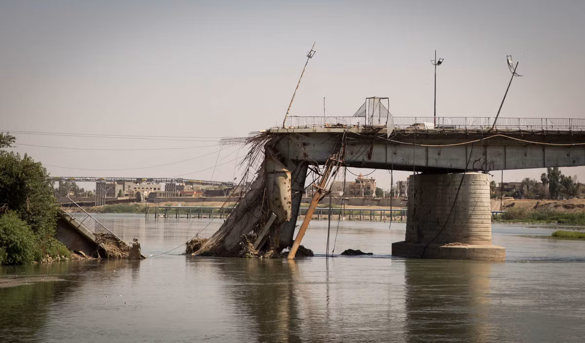 Một cây cầu ở Mosul bị đánh sụp trong chiến dịch giải phóng của Quân đội Iraq, hầu hết các cây cầu ở phía đông và tây của thành phố này đều ở trong tình trạng tương tự. Ảnh: aljazeera.