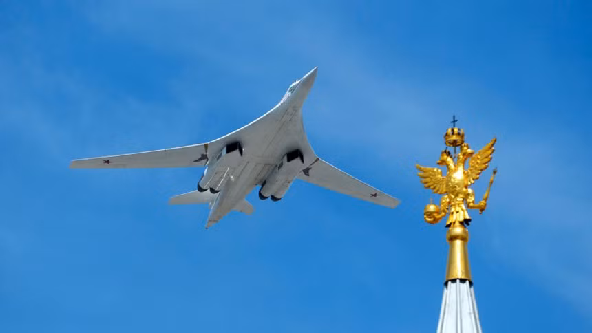  Tupolev Tu-160: là máy bay chiến đấu duy nhất có mặt trong danh sách 10 máy bay lớn nhất thế giới. Tu-160 hiện là nòng cốt trong lực lượng không quân chiến lược của Nga. Nó nắm giữ nhiều kỷ lục trong lĩnh vực hàng không quân sự gồm, máy bay siêu âm lớn nhất, máy bay chiến đấu lớn nhất và máy bay cánh cụp - cánh xòe lớn nhất.