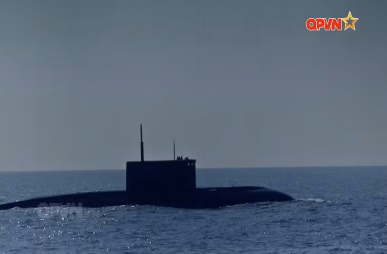 Cũng theo thống kê của Naval Analyses, Lực lượng tàu ngầm Việt Nam đang có trong biên chế 6 tàu ngầm tấn công diesel-điện lớp Kilo thuộc Đề án 636 mua từ Nga, bắt đầu được chuyển giao từ năm 2014 và hoàn tất trong cuối năm 2017. Tất cả 6 tàu ngầm Kilo trên đều được biên chế cho Lữ đoàn tàu ngầm 189 thuộc Hải quân Nhân dân Việt Nam. Nguồn ảnh: QPVN.