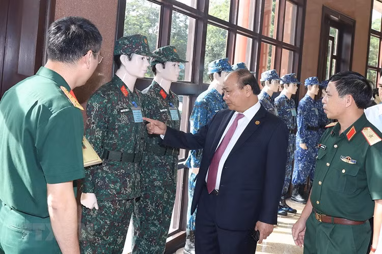 Nhận định này đã trở thành hiện thực khi mới đây trong khuôn khổ Hội nghị Quân chính toàn quân 6 tháng đầu năm diễn ra trong ngày 28/6 vừa qua, Cục Quân nhu - Tổng cục Hậu cần đã chính thức giới thiệu một mẫu quân phục dã chiến mới cho Quân đội Việt Nam với họa tiết kỹ thuật số hiện đại dành cho cả ba quân chủng. Nguồn ảnh: Vietnamnet.