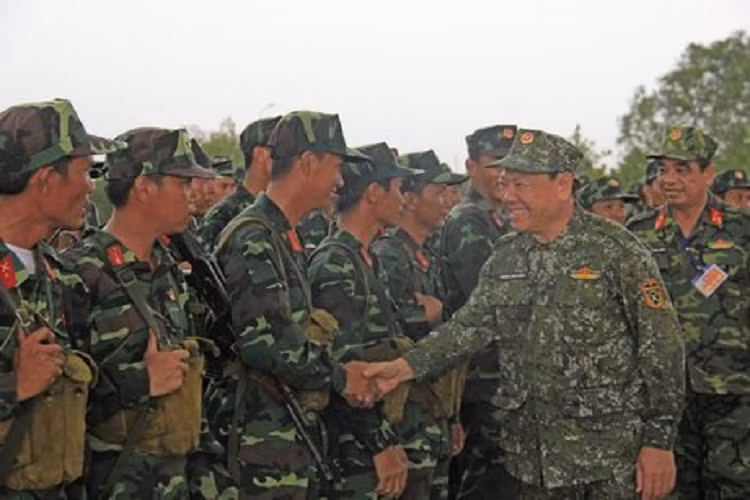 Với sự xuất hiện của K17 và quân phục ngụy trang “kỹ thuật số” cho thấy Quân đội ta đang từng ngày tiến lên chính quy, hiện đại và tinh nhuệ thông qua các bước tiến nhỏ nhất như cải tiến, hiện đại hóa quân trang, quân phục, cho tới các loại vũ khí công nghệ cao. Nguồn ảnh: Truyền hình Vĩnh Long.