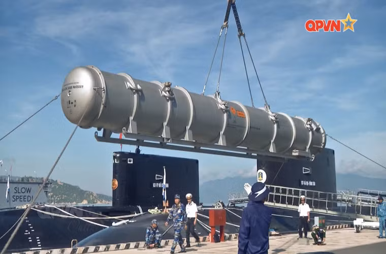 Điều này đặt ra cho lực lượng tàu ngầm Việt Nam một thách thức không hề nhỏ khi vừa phải đảm bảo năng lực tác chiến trong tương lai gần, vừa phù hợp với các nguồn lực còn hạn chế trong nước hiện tại, tránh bị cuốn theo một cuộc đua “dưới lòng đại dương” với các nước trong khu vực. Trong ảnh là khoang chứa đạn tên lửa hành trình Kalibr được trang bị trên các tàu ngầm Kilo Việt Nam. Nguồn ảnh: QPVN.
