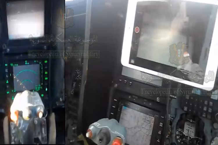 Hình ảnh chiếc iPad bên trong chiếc Su-24M2 được @Syr_Mil_Wik đăng tải, nó được đặt ngay vị trí bản đồ số trên máy bay, ở bức ảnh này ta có thể thấy các hệ thống dẫn đường và bản đồ số trên Su-24M2 Syria vẫn hoạt động bình thường nhưng không hiểu vì sao phi công vẫn sử dụng bản đồ trên iPad. Nguồn ảnh: @Syr_Mil_Wik.