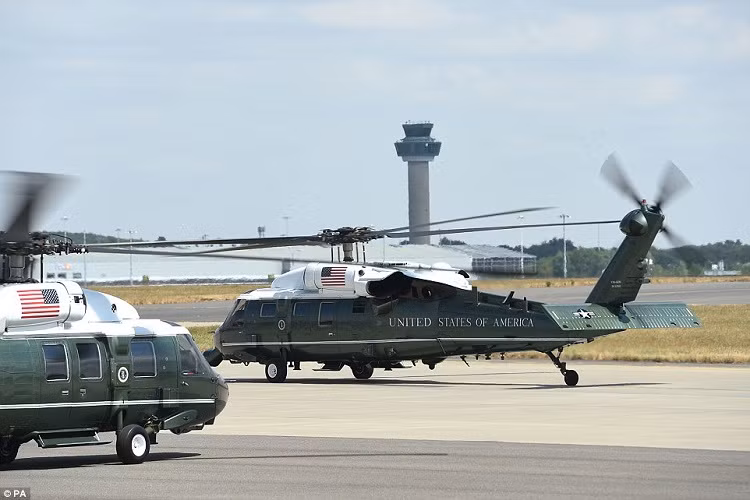Trong ảnh ta có thể thấy bộ đôi trực thăng Marine One của Tổng thống Trump trong chuyến công du Anh. Nguồn ảnh: Daily Mail.