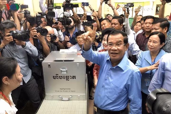 Thủ tướng Campuchia Samdech Hun Sen đã có mặt tại điểm bầu cử số 1697 thuộc tỉnh Kandal từ sáng sớm để thực hiện quyền công dân của mình