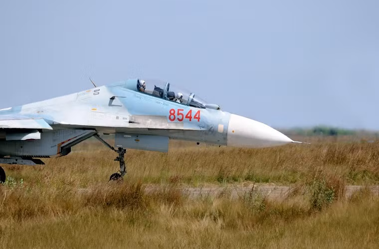 Đây là một phiên bản cải tiến đáng kể từ máy bay Su-27. Su-30 có thêm năng lực cường kích (tấn công mặt đất). Máy bay có khả năng hoạt động trong nhiều điều kiện thời tiết.