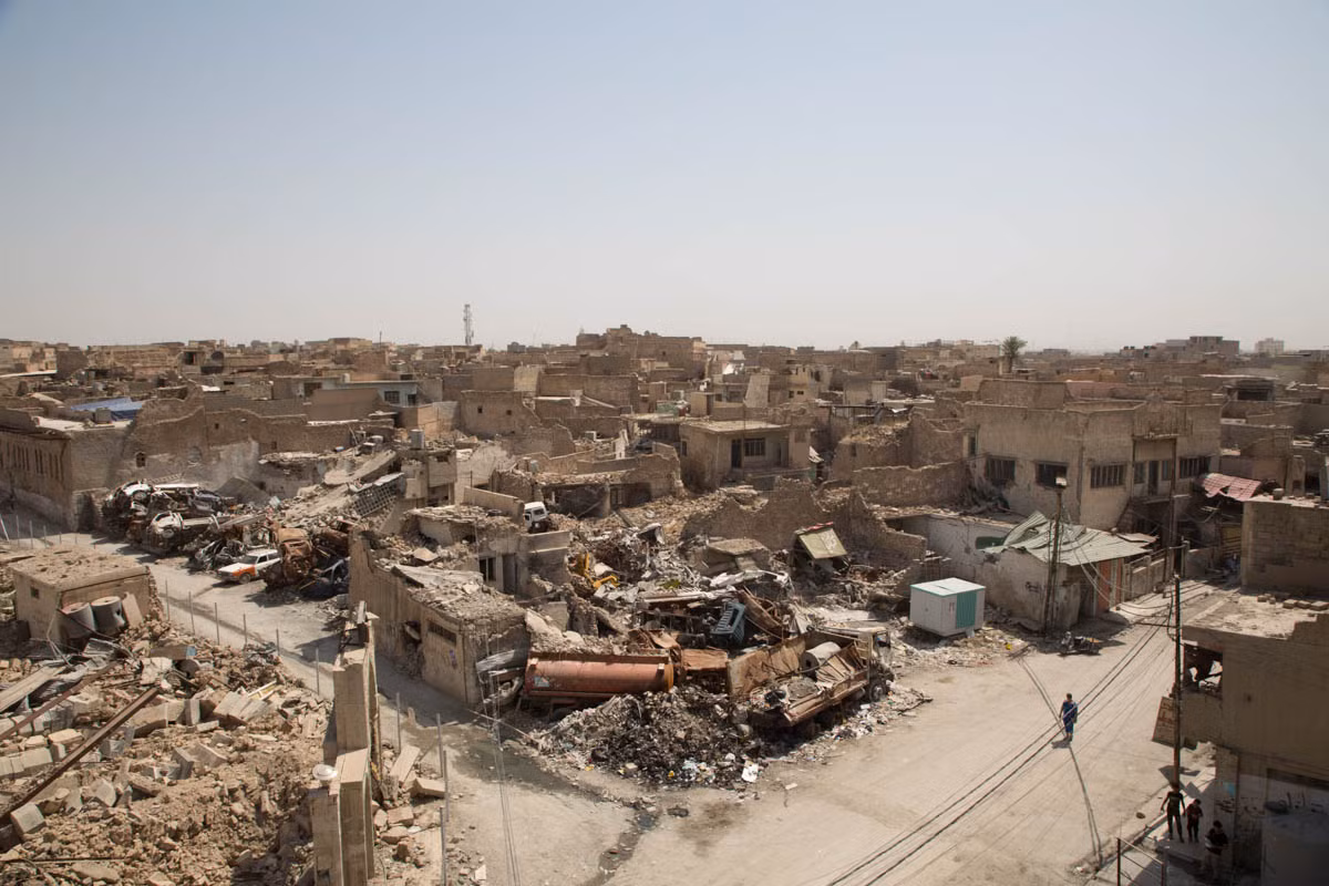 Một góc phố đổ nát ở Mosul nhìn từ trên cao, thậm chí đã sau một năm Quân đội Iraq vẫn thể dọn dẹp hết bom mìn còn xót lại trong thành phố. Ảnh: aljazeera.