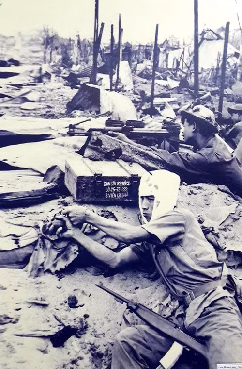 Sau ngày 3 tháng diễn ra chiến dịch, do lúc này bắt đầu mùa mưa, việc vận chuyển vật chất bảo đảm cho chiến dịch gặp nhiều khó khăn, sức chiến đấu của bộ đội giảm sút, nên Bộ Tư lệnh quyết định kết thúc chiến dịch tiến công. Nguồn ảnh: Đoàn Công Tính.